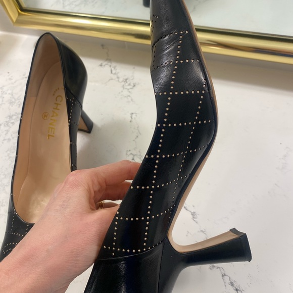 Gorgeous CHANEL heels black with bone colored quilting and CC monogram at toes. - Picture 12 of 13